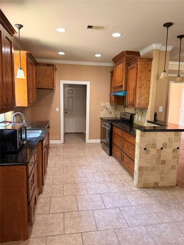 711 S Blackwell Street, La Porte, TX 77571