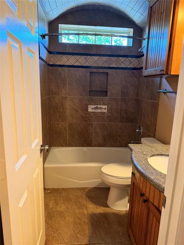 711 S Blackwell Street, La Porte, TX 77571