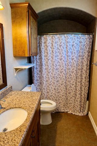 711 S Blackwell Street, La Porte, TX 77571