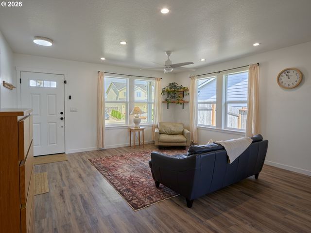 410 CARDINAL Ave, Winlock, WA 98596