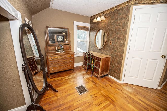 1352 E Elm Street, Springfield, MO 65802