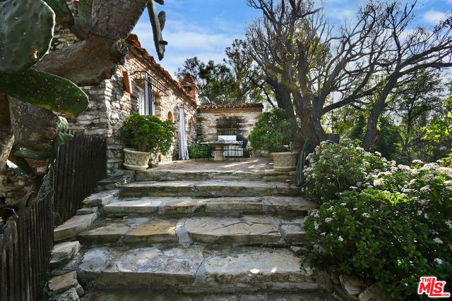 7210 Woodlake Avenue, West Hills, CA 91307