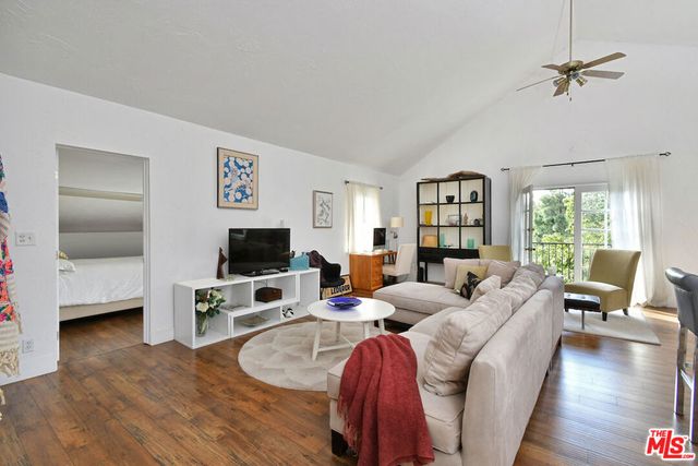 7210 Woodlake Avenue, West Hills, CA 91307