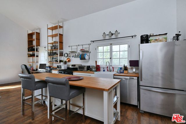 7210 Woodlake Avenue, West Hills, CA 91307