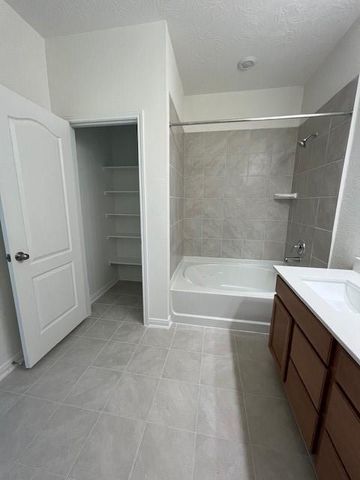 678 Imperial Loop, Alvin, TX 77511