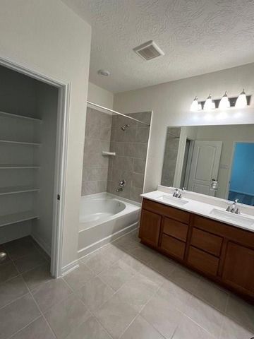 678 Imperial Loop, Alvin, TX 77511