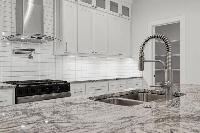 6917 NW Silver Creek Cir, Lawton, OK 73505