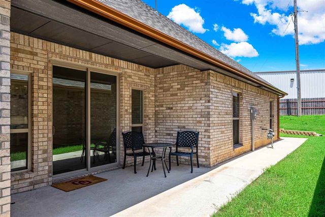 6917 NW Silver Creek Cir, Lawton, OK 73505