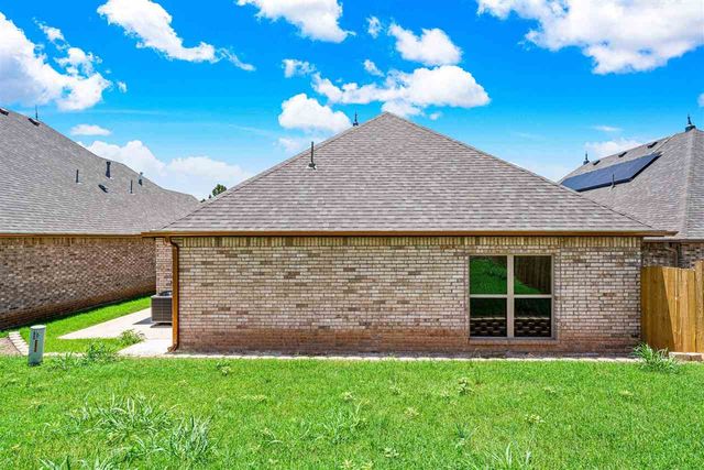 6917 NW Silver Creek Cir, Lawton, OK 73505