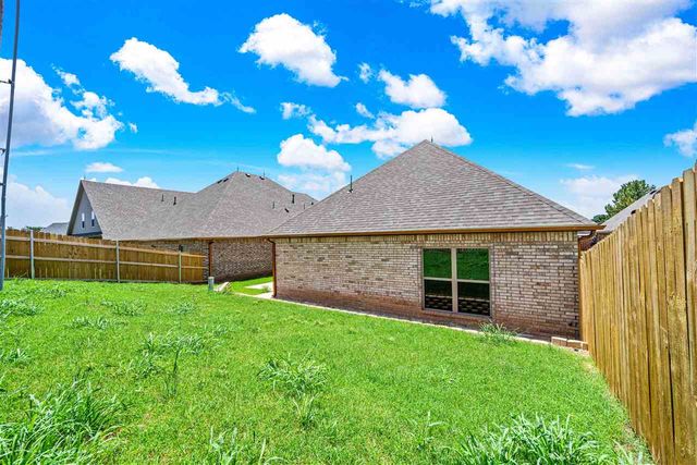 6917 NW Silver Creek Cir, Lawton, OK 73505