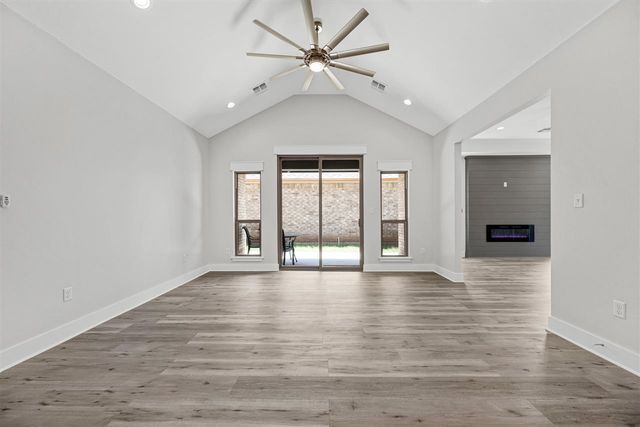 6917 NW Silver Creek Cir, Lawton, OK 73505