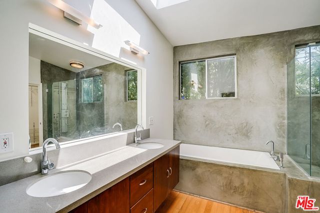 11819 Pacific Avenue, Los Angeles, CA 90066