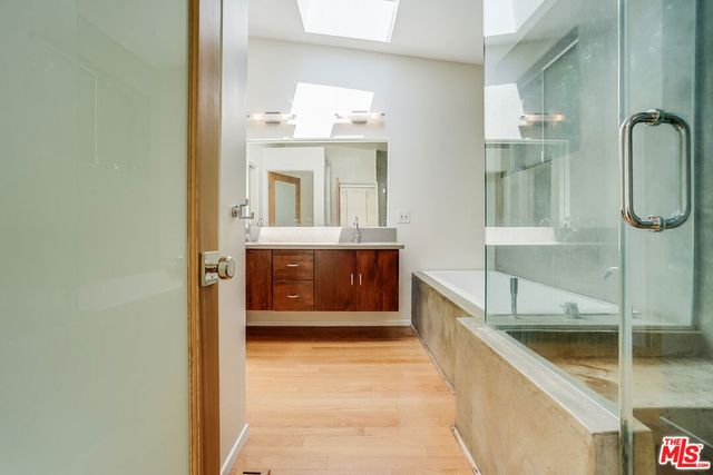 11819 Pacific Avenue, Los Angeles, CA 90066