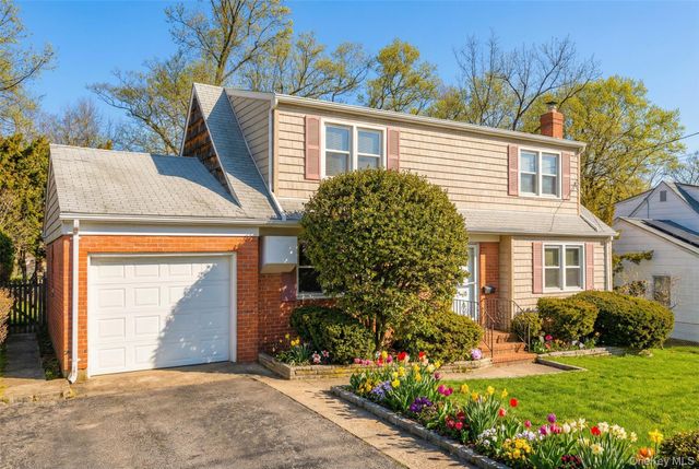 11 Delaware Avenue, Port Washington, NY 11050