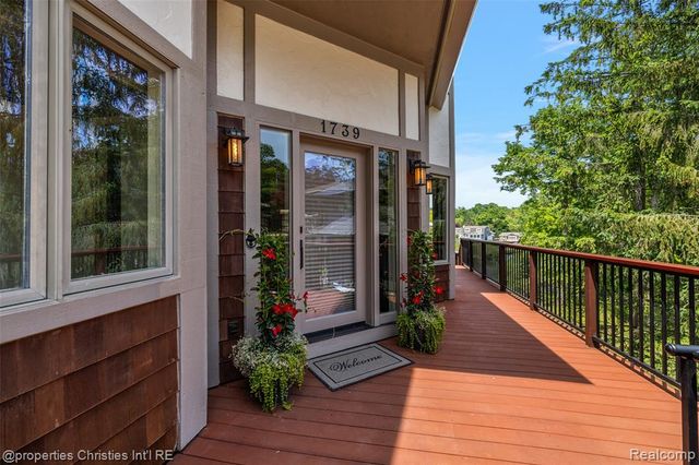 1739 Ridge Road, White Lake, MI 48383