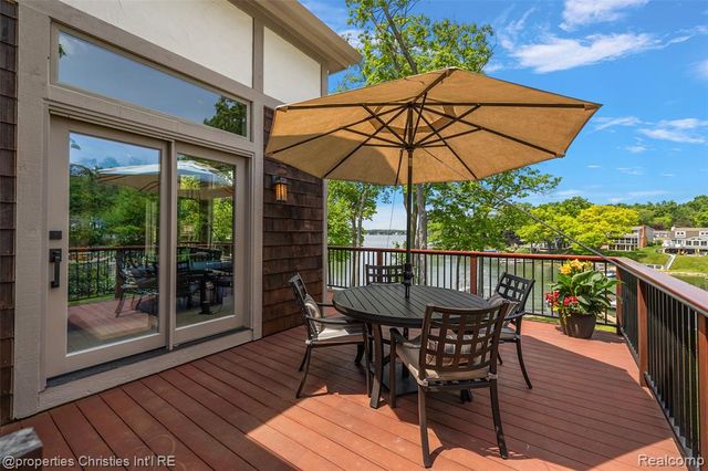 1739 Ridge Road, White Lake, MI 48383