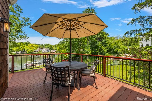 1739 Ridge Road, White Lake, MI 48383