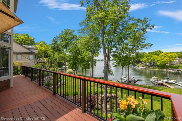 1739 Ridge Road, White Lake, MI 48383