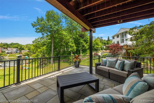 1739 Ridge Road, White Lake, MI 48383