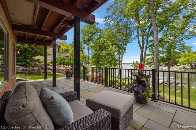 1739 Ridge Road, White Lake, MI 48383