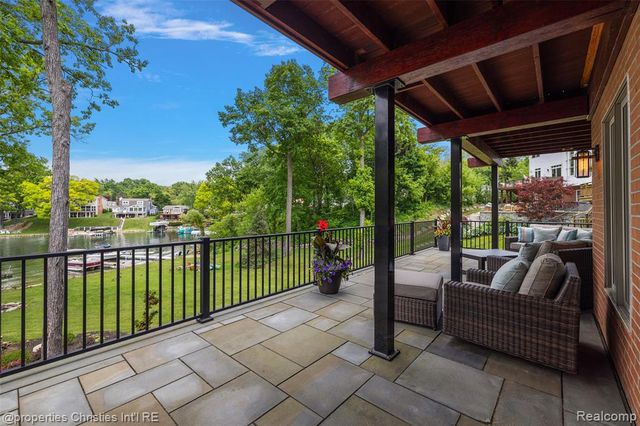 1739 Ridge Road, White Lake, MI 48383