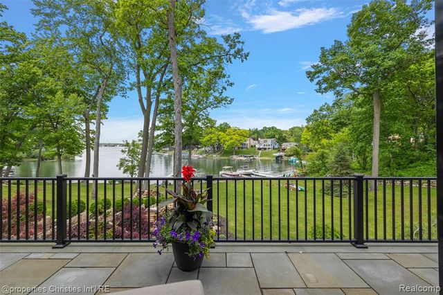 1739 Ridge Road, White Lake, MI 48383