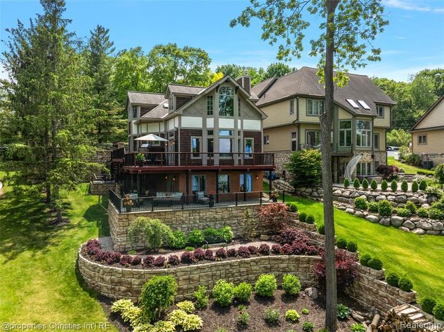 1739 Ridge Road, White Lake, MI 48383