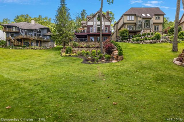 1739 Ridge Road, White Lake, MI 48383