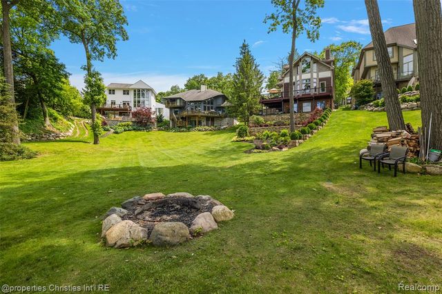 1739 Ridge Road, White Lake, MI 48383