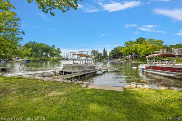 1739 Ridge Road, White Lake, MI 48383