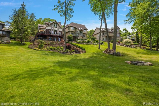 1739 Ridge Road, White Lake, MI 48383