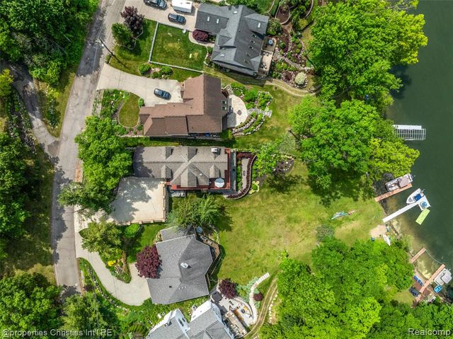 1739 Ridge Road, White Lake, MI 48383