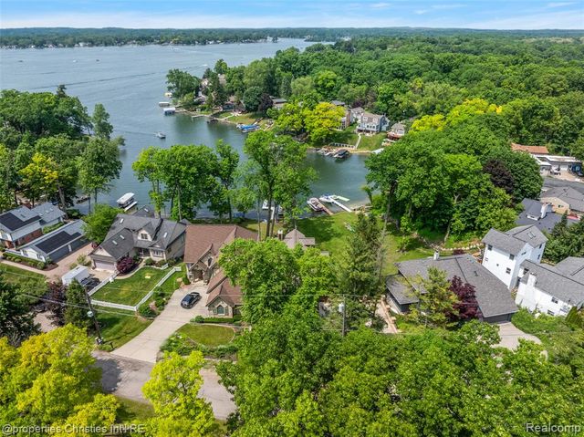 1739 Ridge Road, White Lake, MI 48383