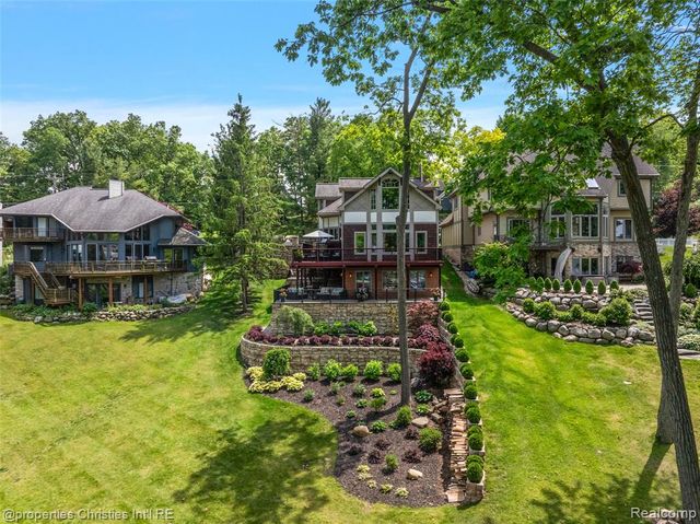 1739 Ridge Road, White Lake, MI 48383