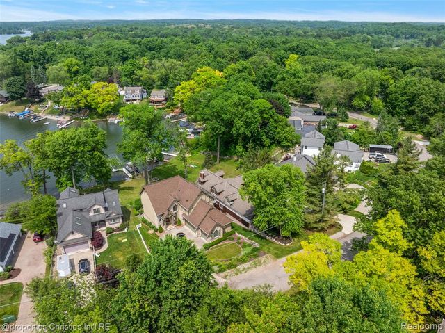 1739 Ridge Road, White Lake, MI 48383