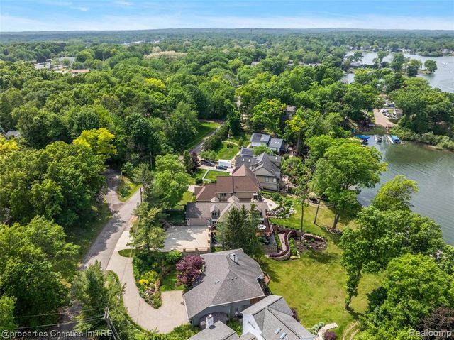 1739 Ridge Road, White Lake, MI 48383