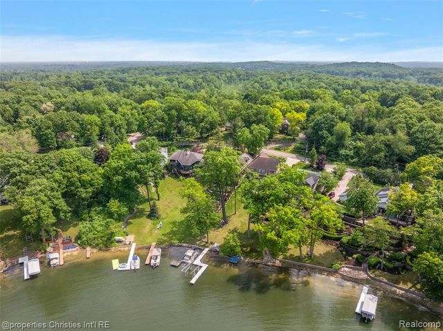 1739 Ridge Road, White Lake, MI 48383