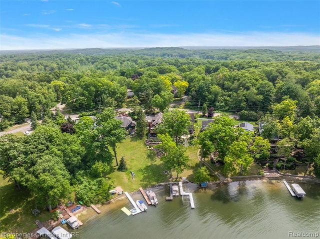 1739 Ridge Road, White Lake, MI 48383