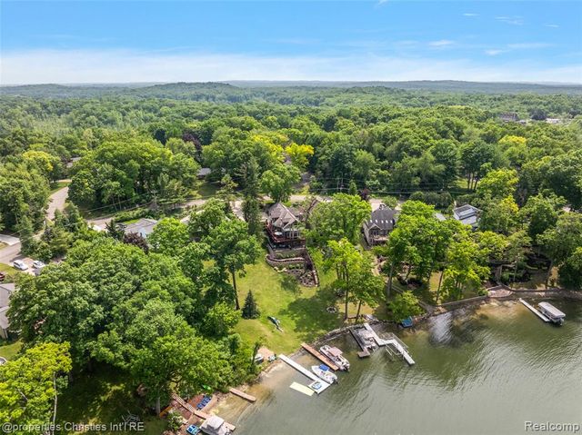 1739 Ridge Road, White Lake, MI 48383