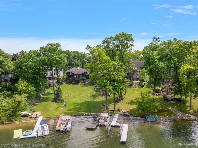 1739 Ridge Road, White Lake, MI 48383