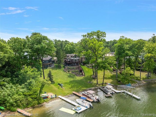 1739 Ridge Road, White Lake, MI 48383