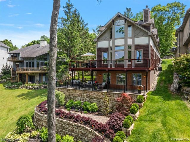 1739 Ridge Road, White Lake, MI 48383