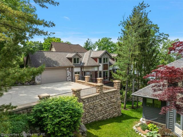 1739 Ridge Road, White Lake, MI 48383