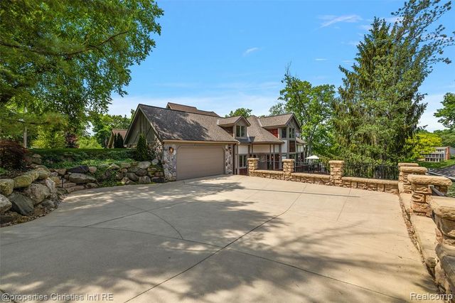 1739 Ridge Road, White Lake, MI 48383