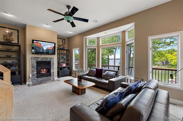 1739 Ridge Road, White Lake, MI 48383