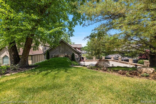 1739 Ridge Road, White Lake, MI 48383