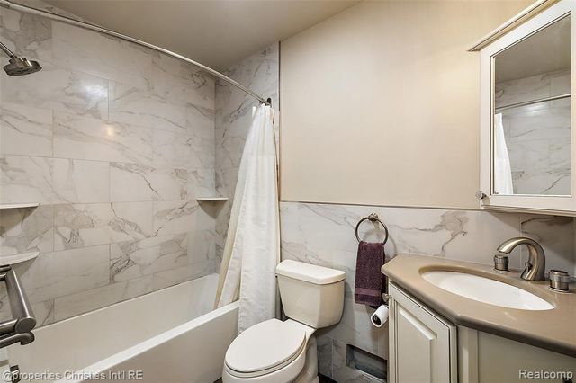 1739 Ridge Road, White Lake, MI 48383