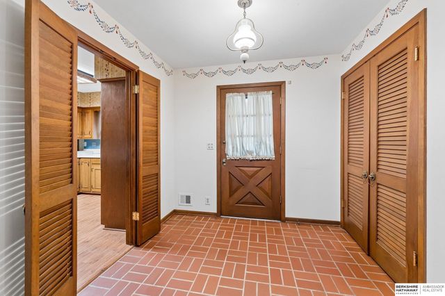 10725 Cedar Street, Omaha, NE 68124