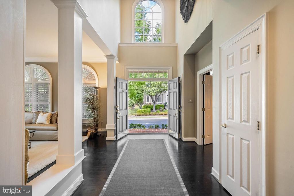 7414 OLD MAPLE SQ, Mclean, VA 22102