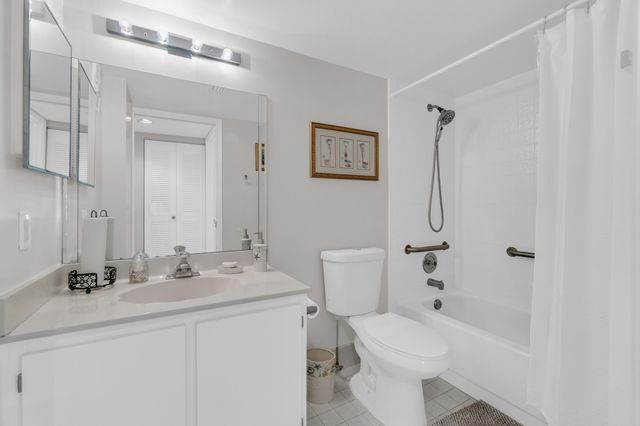 7185 Huntington Lane 202, Delray Beach, FL 33446